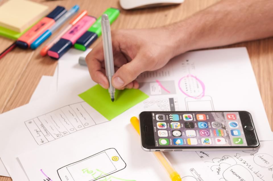 Phác thảo ý tưởng trên giấy trước khi dựng logo trên máy